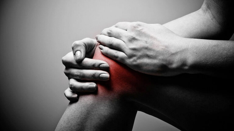 Pain at the front of the knee from patellar tendinitis or prepatellar bursitis